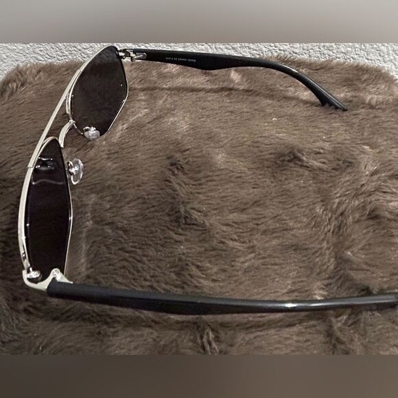 Silver and Black Sunglasses with CAT3 Aviators Design Excellent Condition UNISEX - Picture 4 of 4
